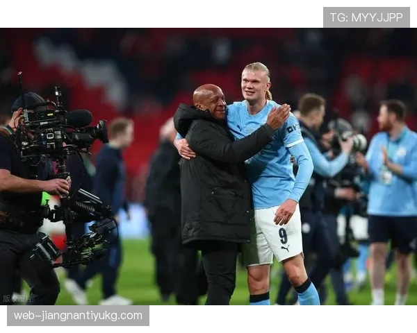 哈兰德 vs 顶级前腰：支点作用与策应组织能力短板解析