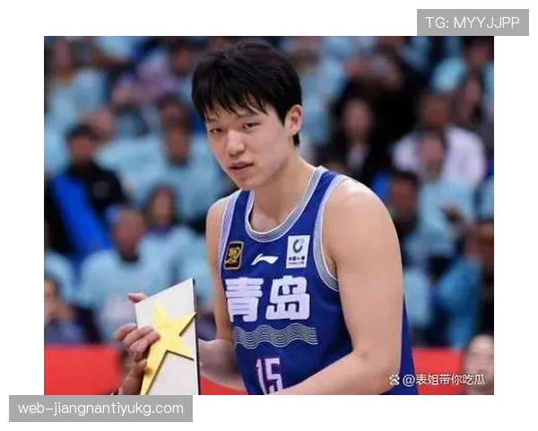 杨瀚森无球跑位更主动，对比周琦更具牵制力